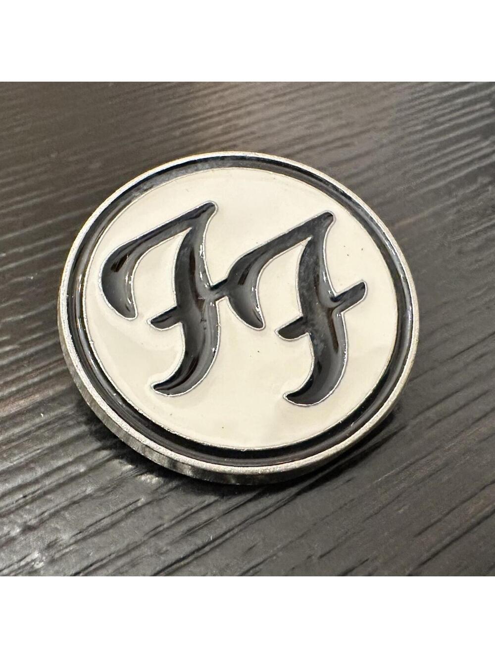 UK Foo Fighters Dave Grohl 25TH Anniversary Lapel Hat Pin VGC